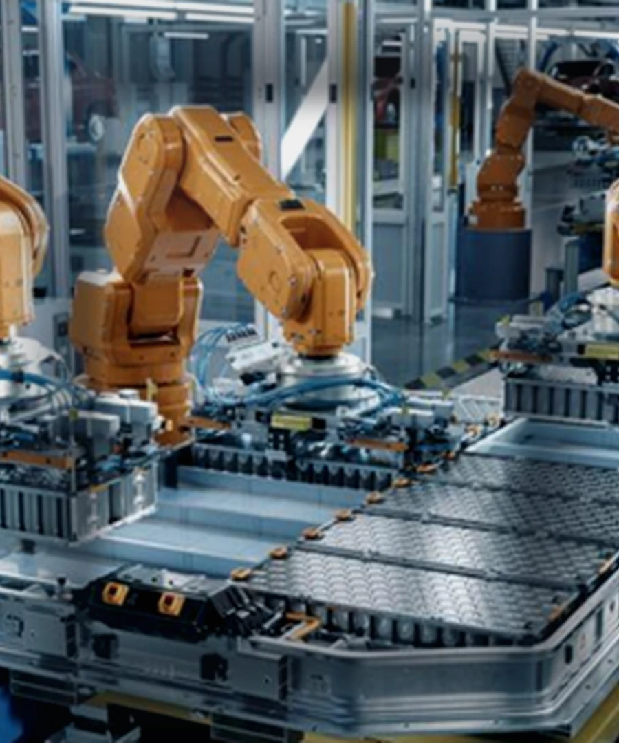 산업 설비를 점검하는 유지보수 작업자